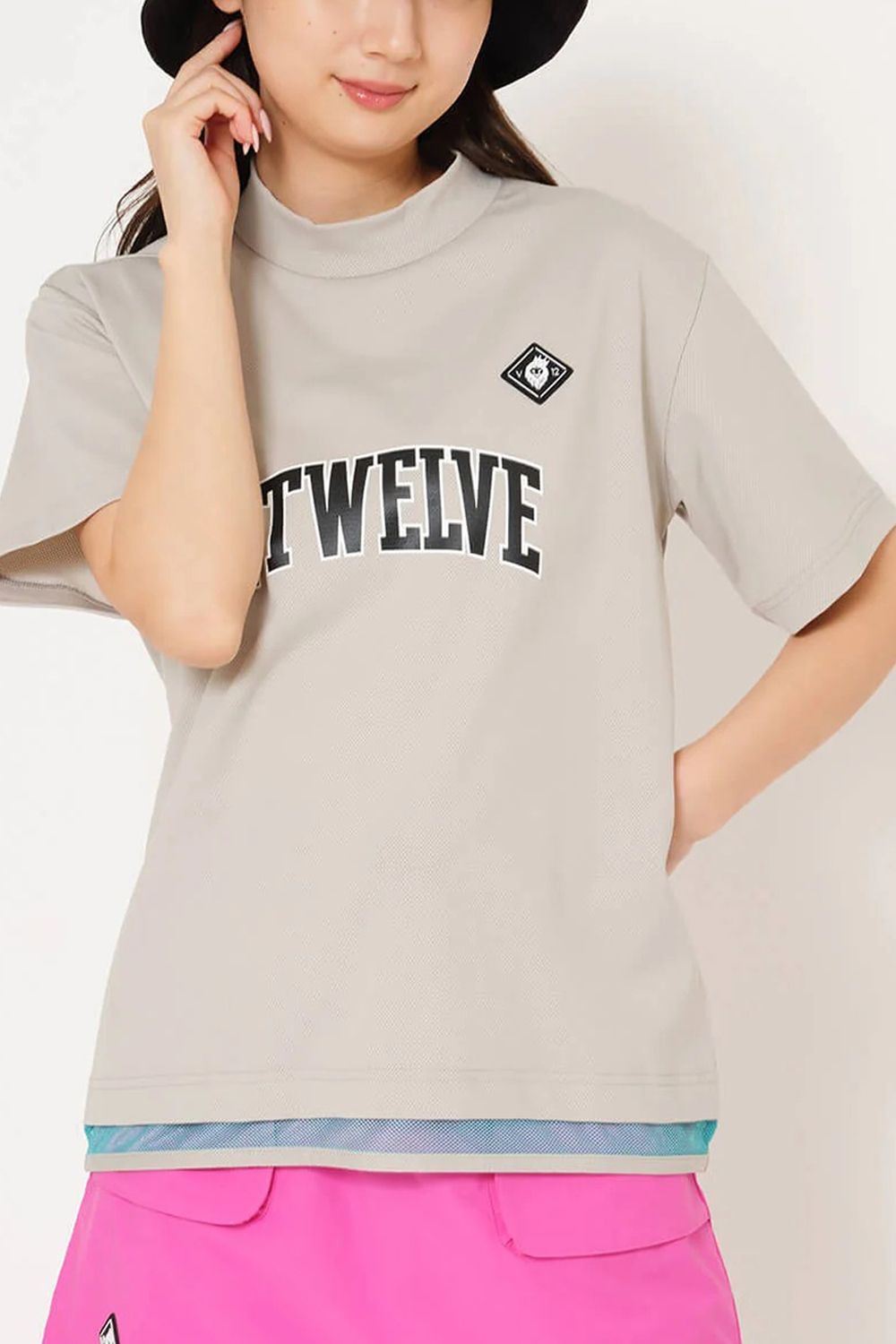 【26SS】【レディース】 SNEAK MOCK / ブランドロゴ ネオンカラーライン モックネックTシャツ (ベージュ)