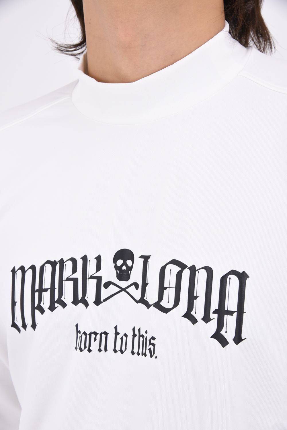 【26AW】 FRACTUR SMOOTH MOCK NECK / ブラックレターフォントロゴ 長袖モックネックTシャツ (ホワイト)