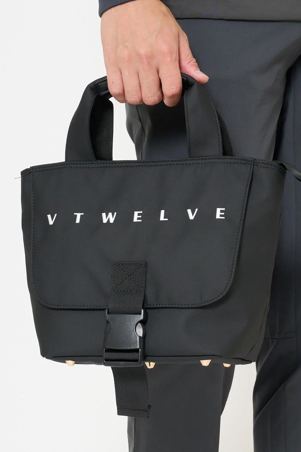 【26AW】 FLAP CART BAG / フロントフラップ ブランドロゴ カートバッグ (ブラック)