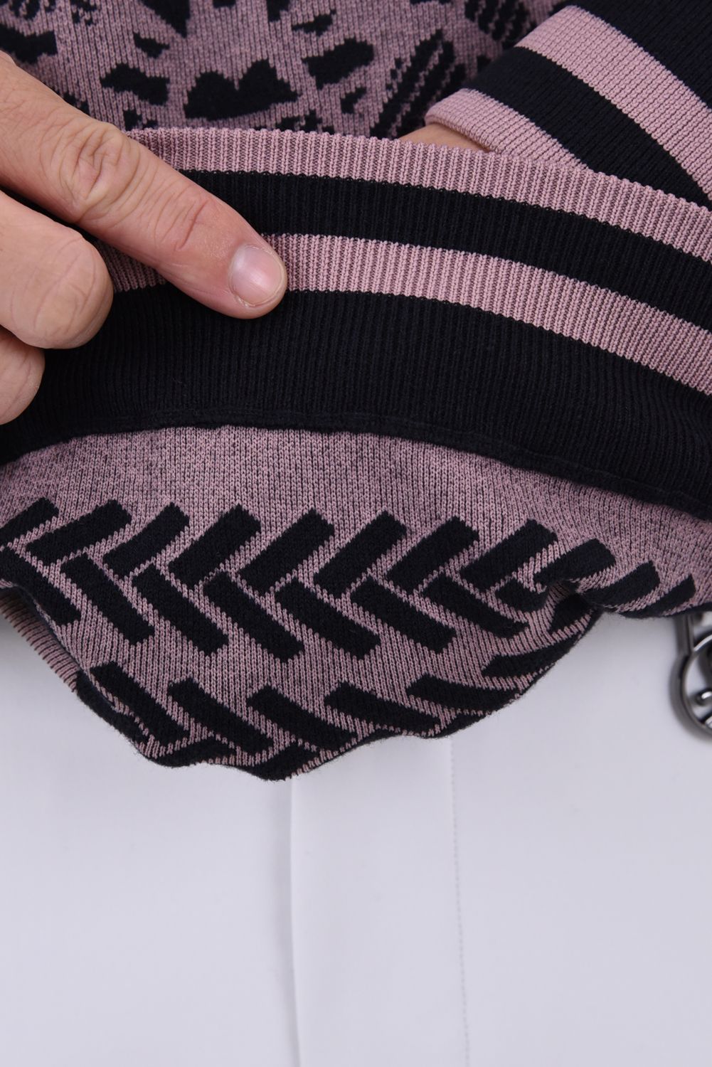 【26AW】 TRIUMPH CASHMERE BLEND KNIT / チャンピオンシップエンブレム カシミヤブレンド ニットプルオーバー (ブラック)