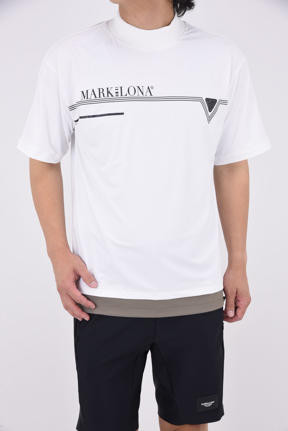 MARK&LONA - 【24AW】【CODE COLLECTION】 MOCKNECK TEE / トライアングルワッペン ブランドロゴ  モックネックTシャツ (ホワイト) | GOSSIP GOLF