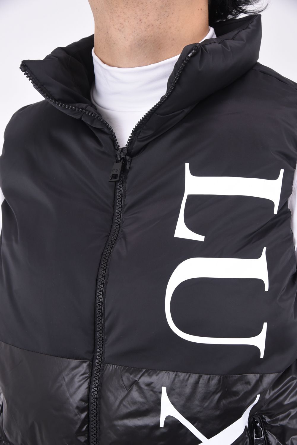 VERTICAL LOGO VEST / バーチカル ロゴ ベスト (ブラック)