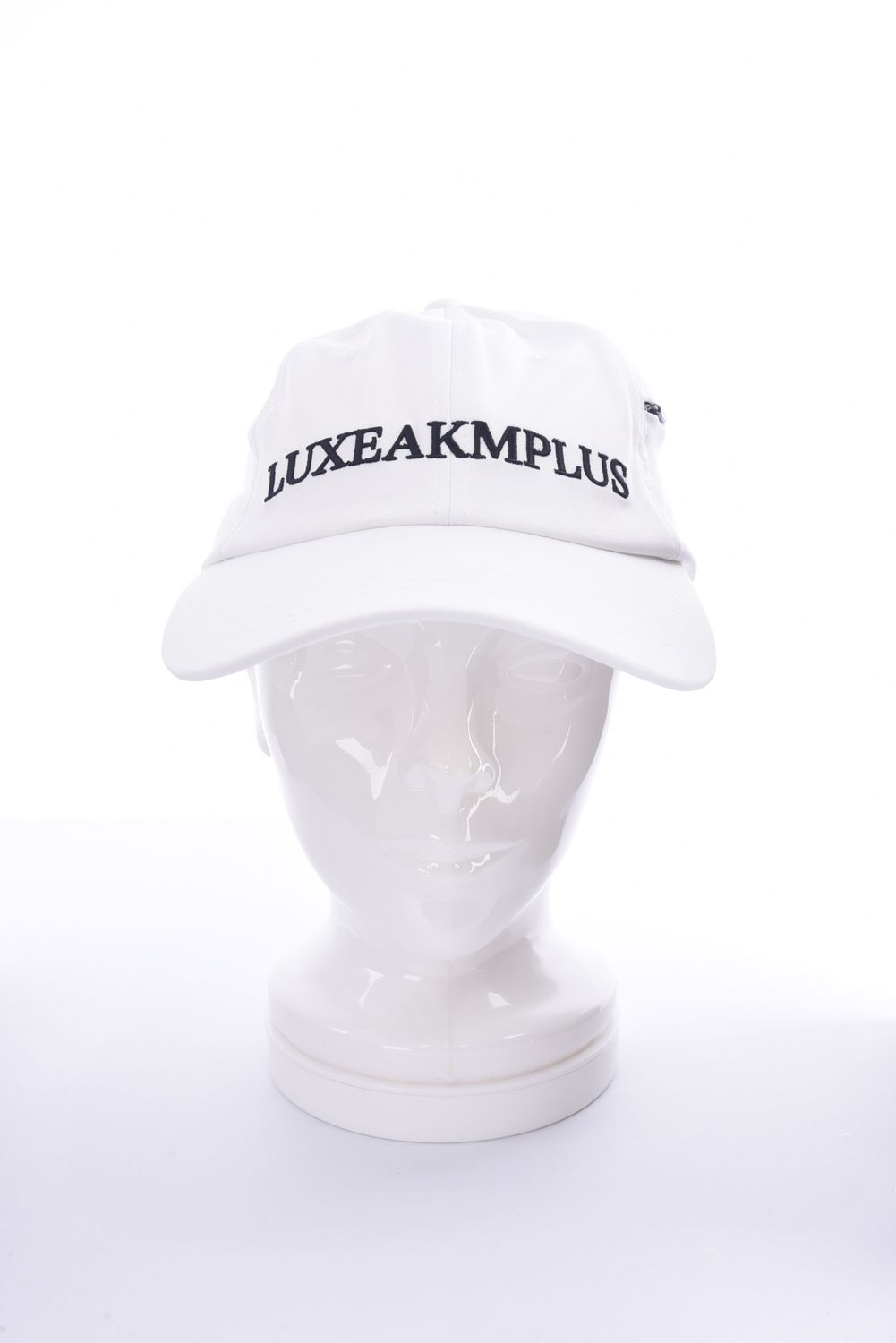 LUXE AKM PLUS LOGO CAP / ブランドロゴ キャップ ホワイト