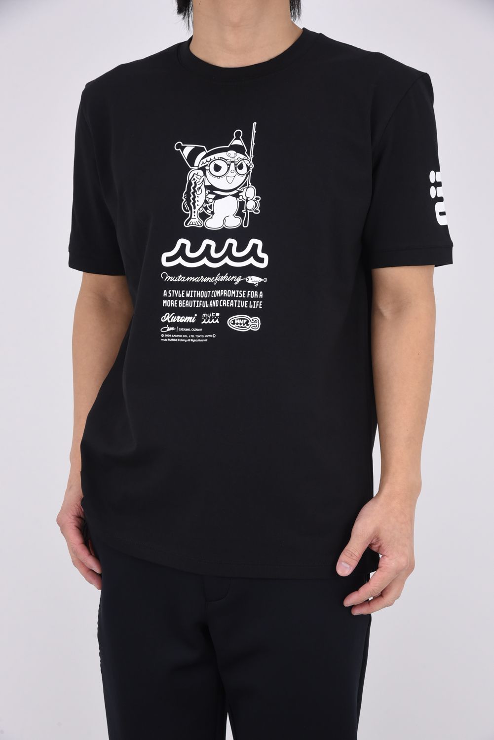 【26SS】 Kuromi × muta MARINE Fishing STRETCH T-SHIRT / Kuromiコラボレーション Tシャツ (ブラック)