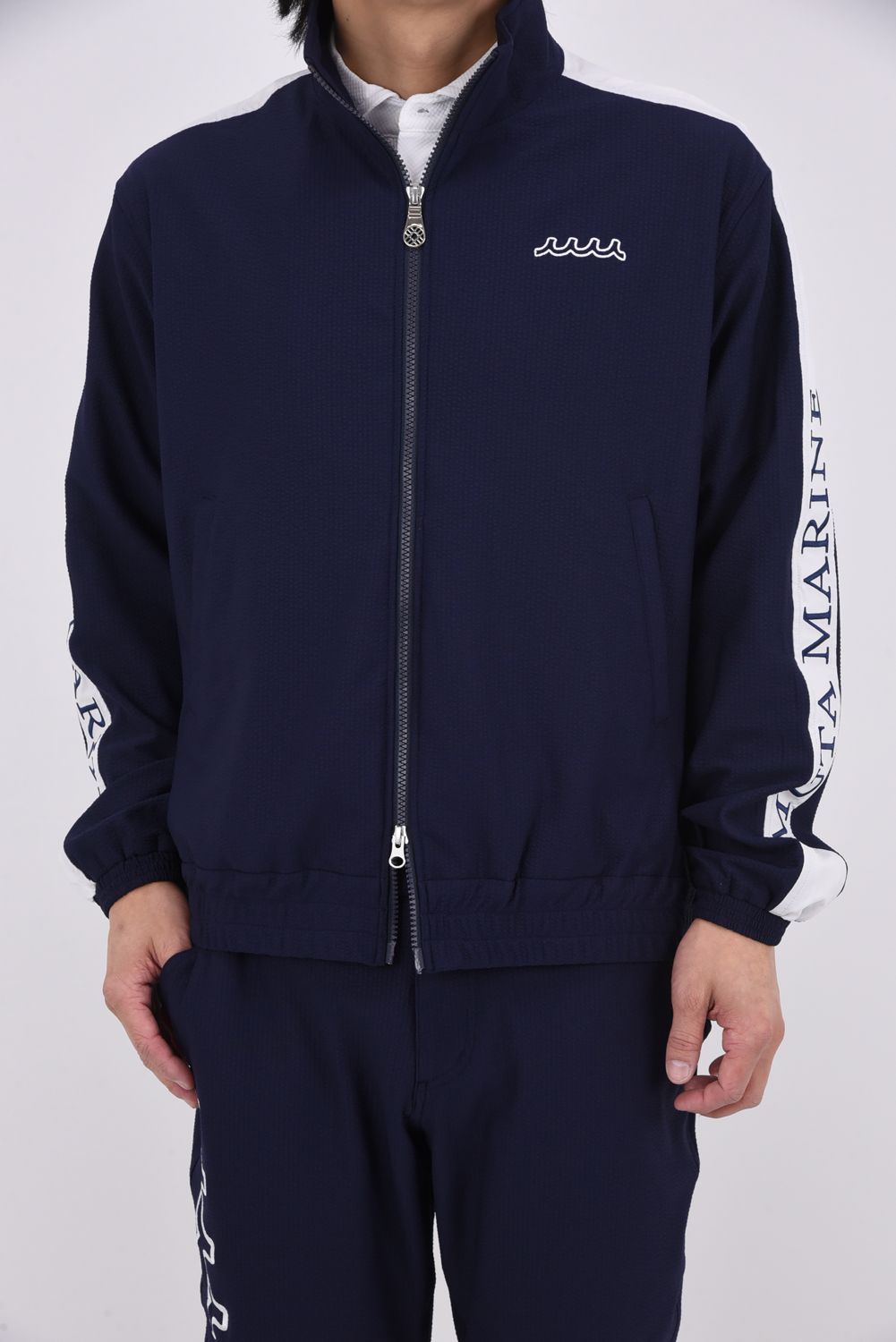 【26SS】 HIGH TENSION SUCKER STAND / シアサッカー サイドロゴ スタンドカラーブルゾン (ネイビー)