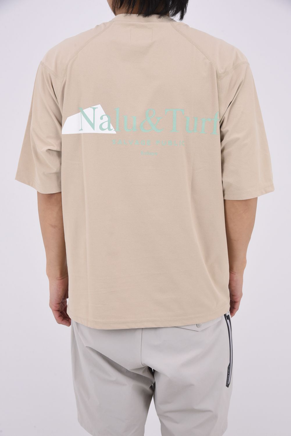 【26SS】 SURF Mockneck S/S(Nalu＆Turf) / NALU＆TURFプリント モックネックTシャツ (ベージュ)