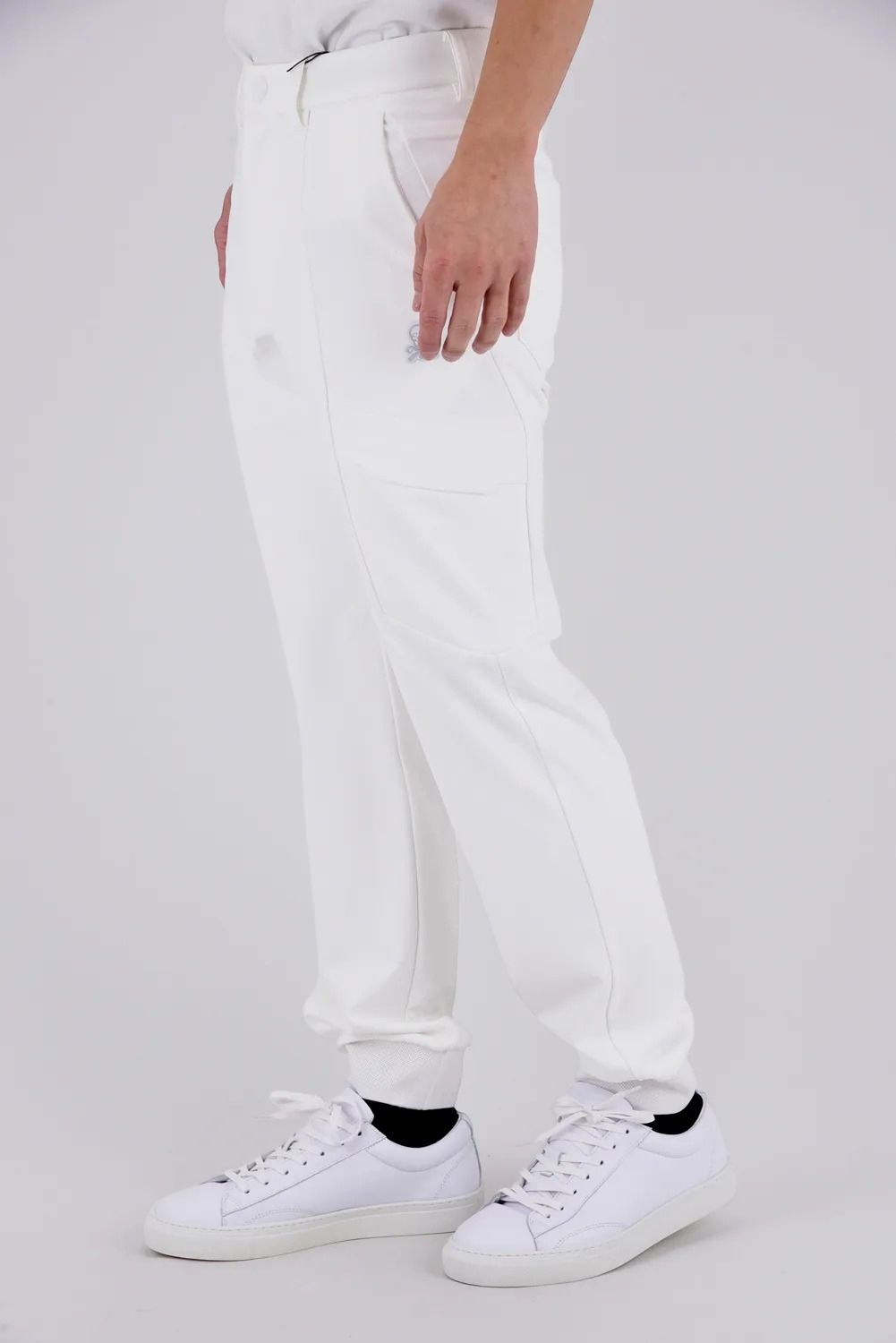 【26SS】【T-LINE】 CONTOUR FLEX CARGO JOGGER / モノトーン ポリエステルトリコット カーゴライクジョガーパンツ (ホワイト)