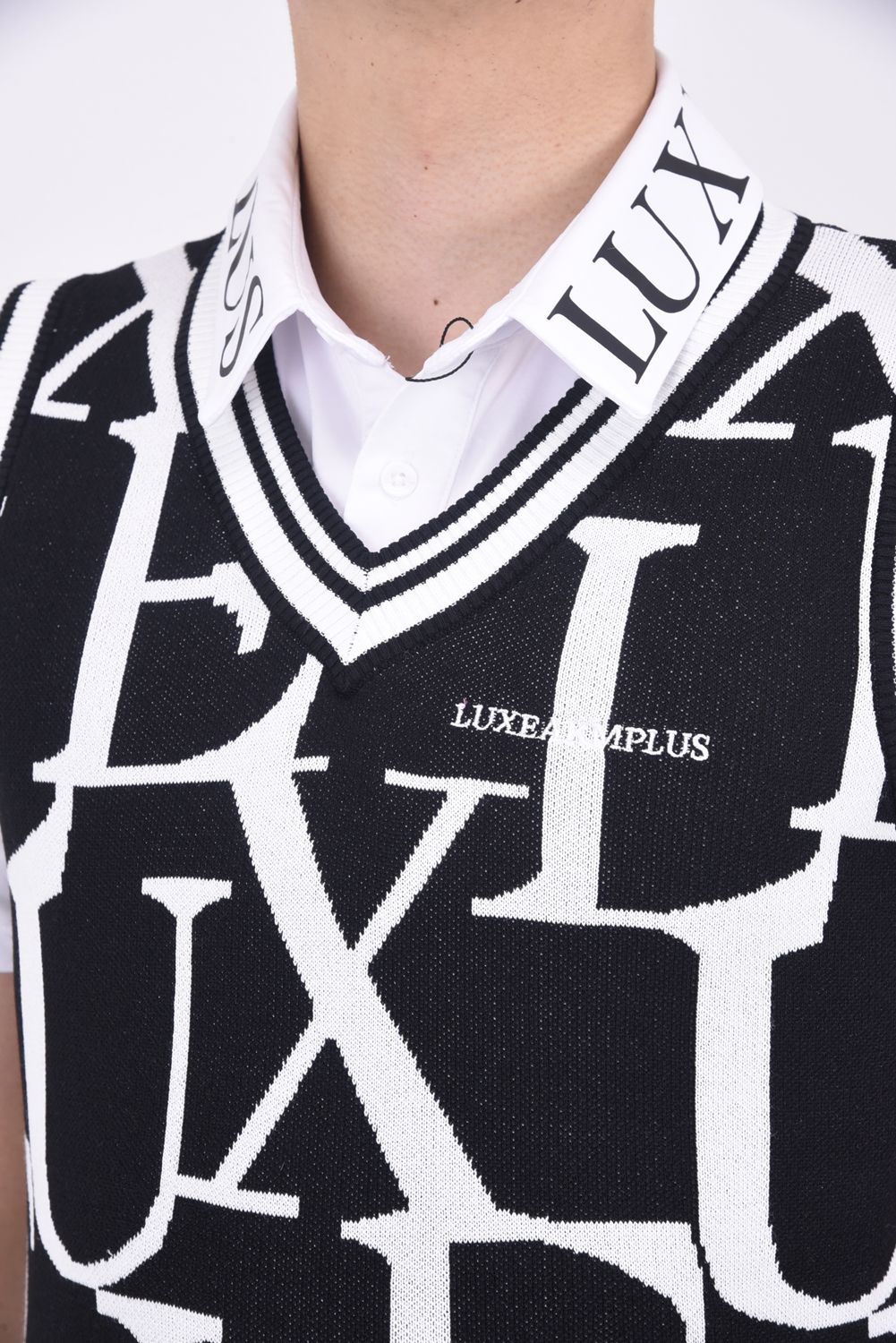 LUXE PATTERN NO SLEEVE KNIT /  総柄ロゴ Vネック ニットベスト (ブラック)