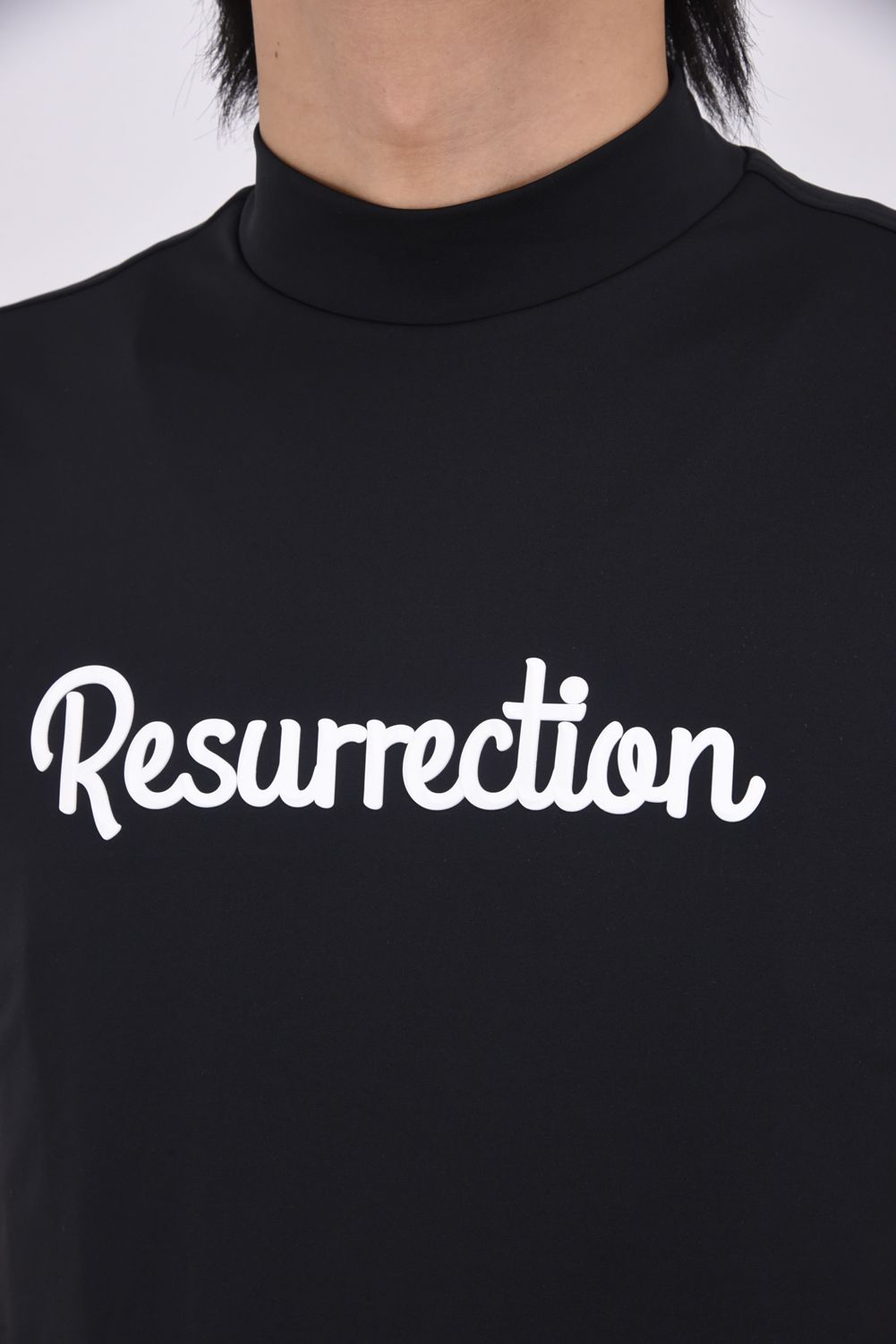 【26SS】 SILICON LOGO MOCK NECK / モノトーンシリーズ 3Dシリコンロゴ モックネックTシャツ (ブラック)*