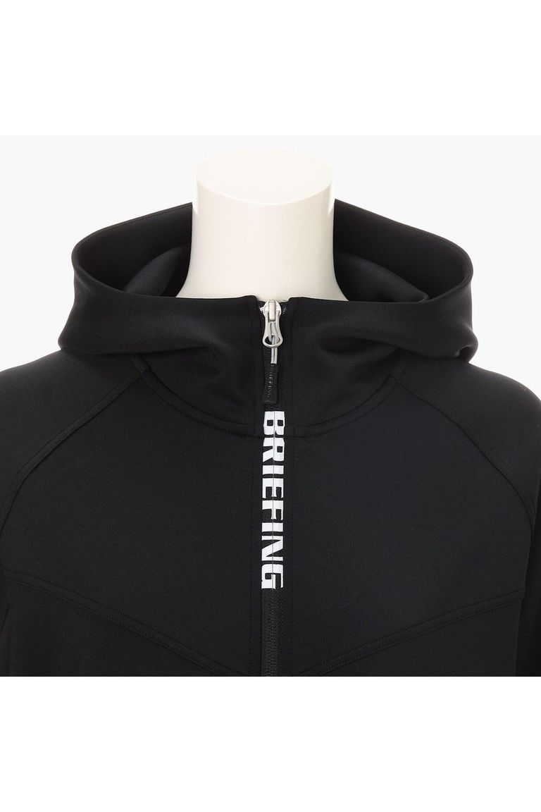フロントジップを閉めた際に現れるBRIEFINGロゴのアクセント。
冷たい風の侵入を防ぐ、襟腰高めのフード。