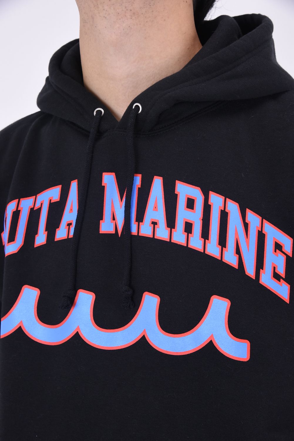 muta - ACANTHUS X MUTA MARINE COLLEGE LOGO HOODED SWEATSHIRT / アカンサス / ムータ  カレッジロゴ 裏起毛 プルオーバーパーカー (グレー) | GOSSIP GOLF