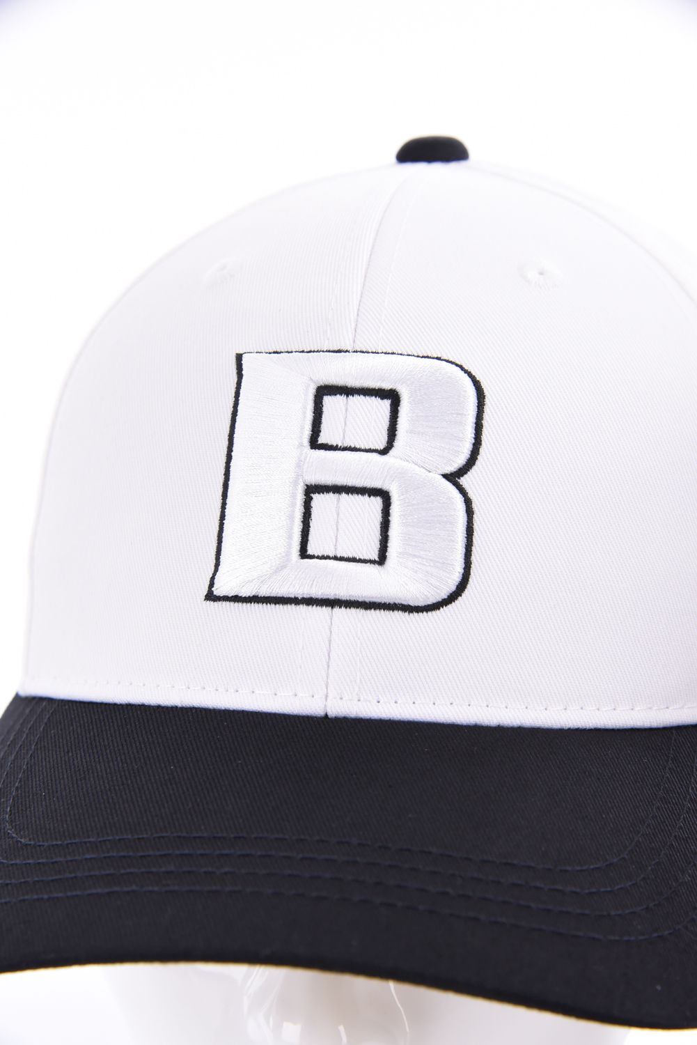 【26AW】 MEN’S 2-TONE INITIAL CAP / バイカラー ブランドイニシャル刺繍 キャップ (ホワイト)