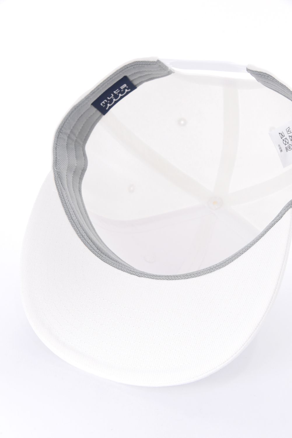【26SS】 WAVE FLAT BILL CAP / ウェーブ刺繍 メタルロゴ フラットキャップ (ホワイト)