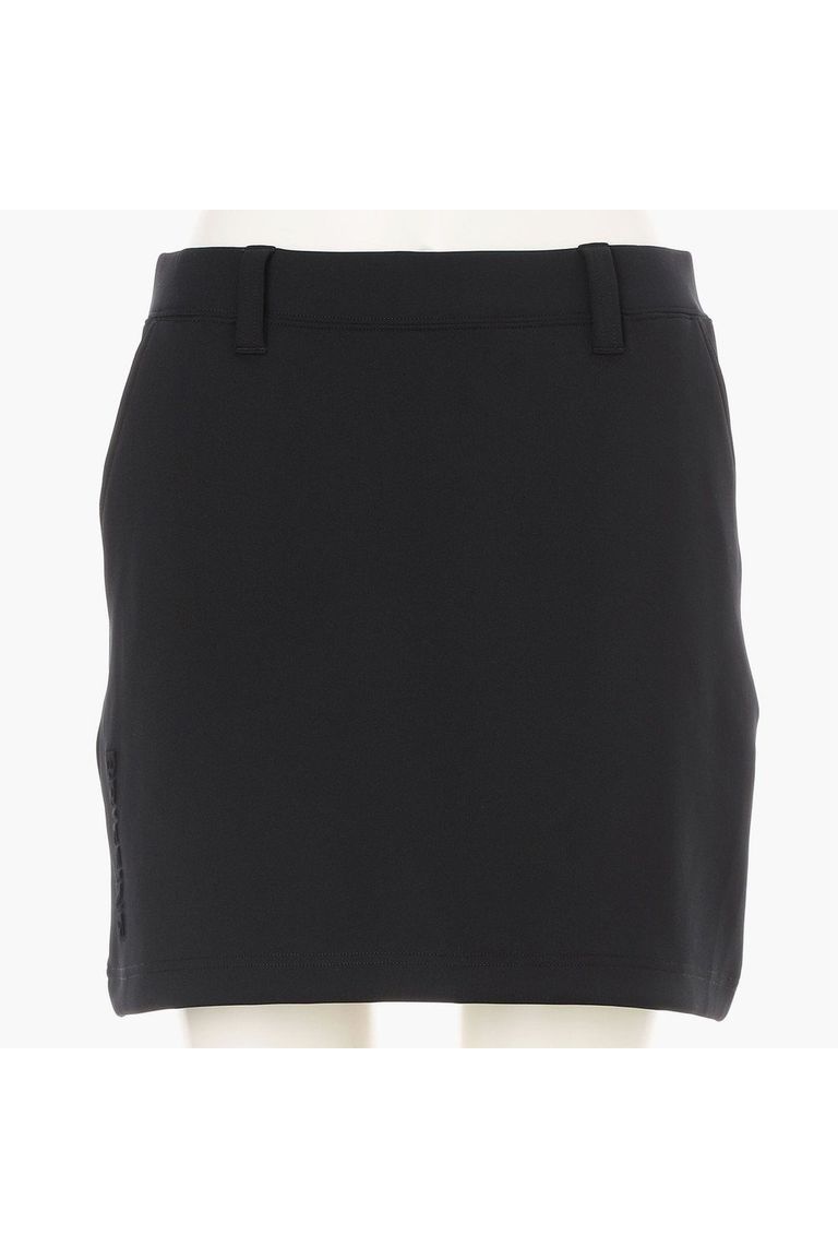 伸縮性に優れたストレッチジャージ素材を採用。
各所のアクセントをすべて3Dロゴで統一することで、よりミニマルなルックスに仕立てました。