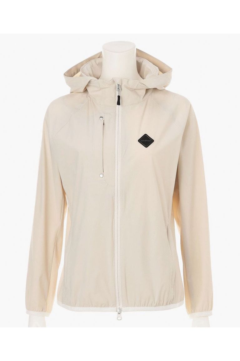 縦横に伸縮する4WAYストレッチと小雨程度に耐えうる撥水性を備えたウインドパーカー。