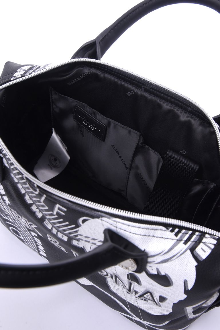 内側にはゴルフボールが2個入るサイズのベルクロテープ付きオープンポケット(画像右側)など、収納ポケットを多数装備。