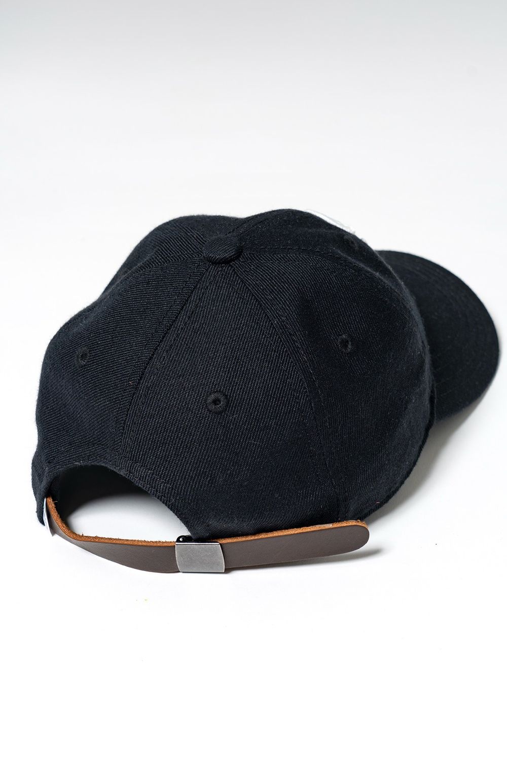 【26AW】 Club Cap / 3Dロゴ刺繍 レザーベルト キャップ (ブラック) (9月入荷予定）