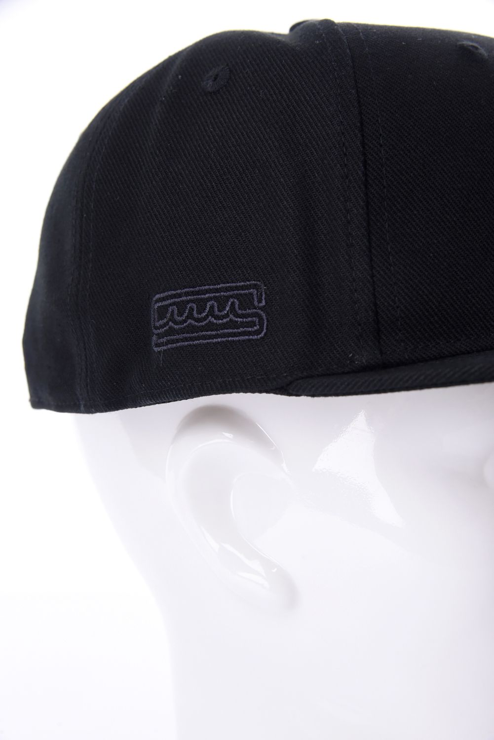 【26SS】 WAVE FLAT BILL CAP / ウェーブ刺繍 メタルロゴ フラットキャップ (ブラック)