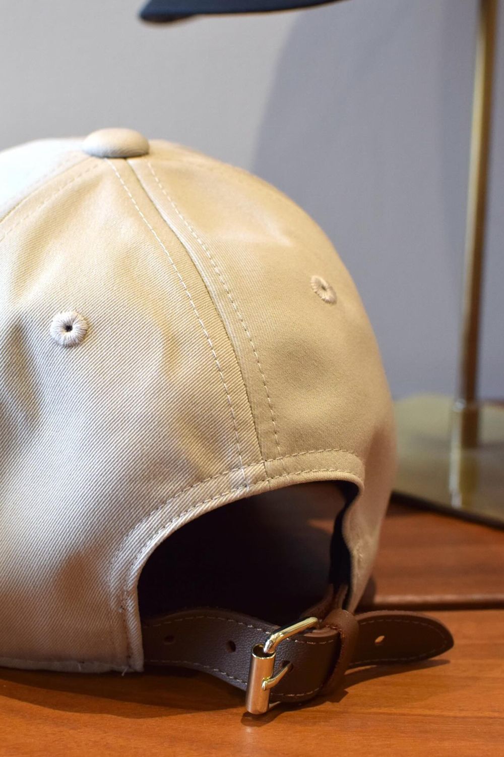 【26SS】 WIDE BRIM CAP / ブランドロゴ刺繍 本革ベルト つば広キャップ (ベージュ)*