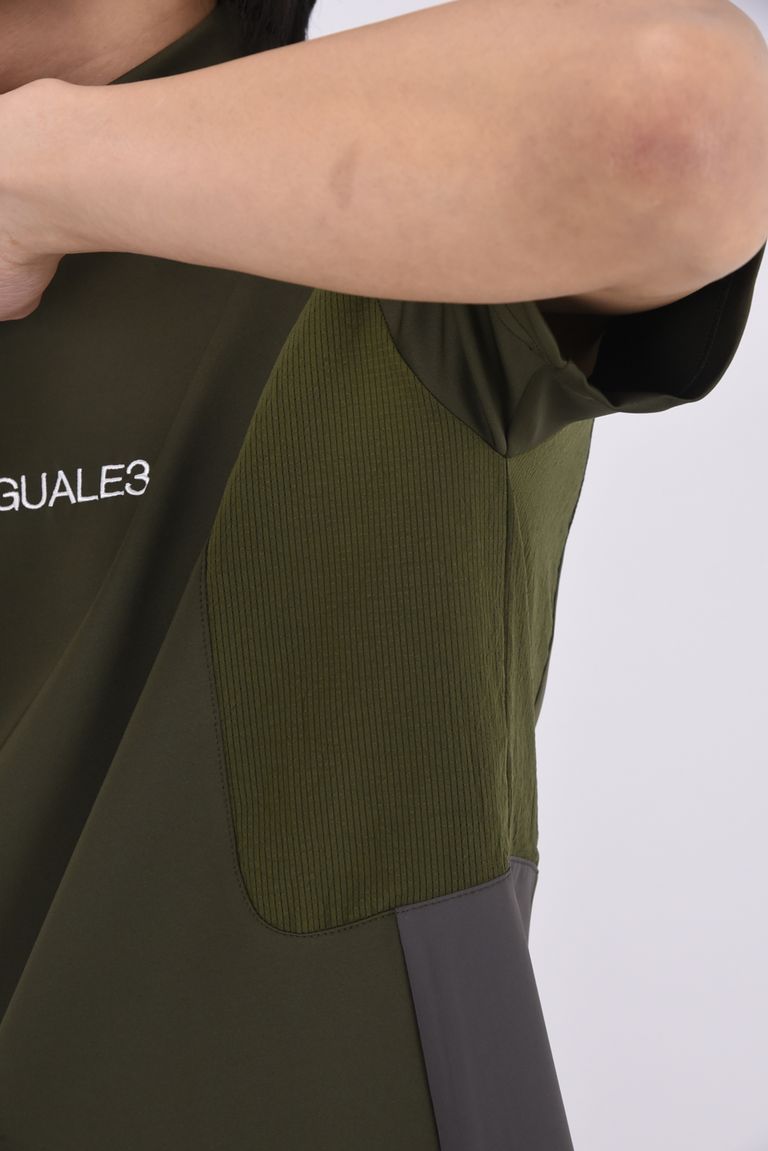 両脇とバックヨークには、通気性と吸水速乾性に優れた別布を配置。
衣服内のムレを逃がす効果＋立体感のあるデザインを演出する役割。