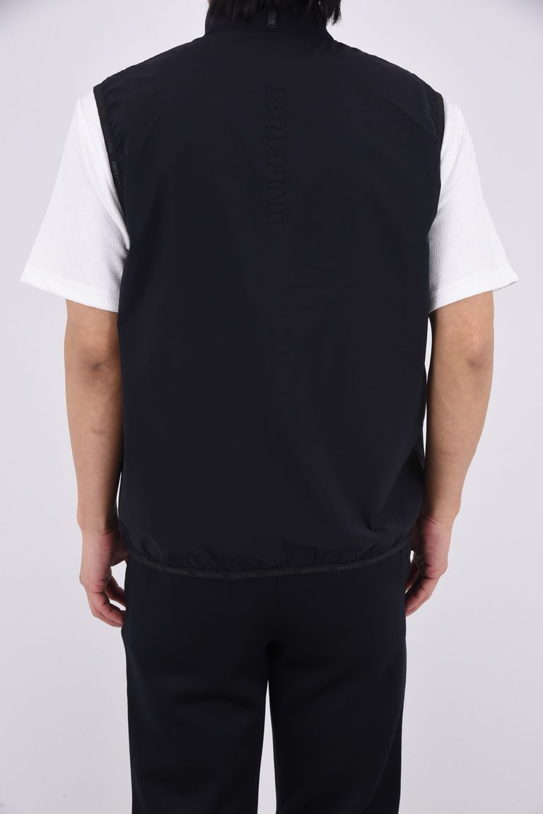 背面のロゴも配色ではなく凹凸で表現することで、存在感がありながらもミニマルなルックスに。