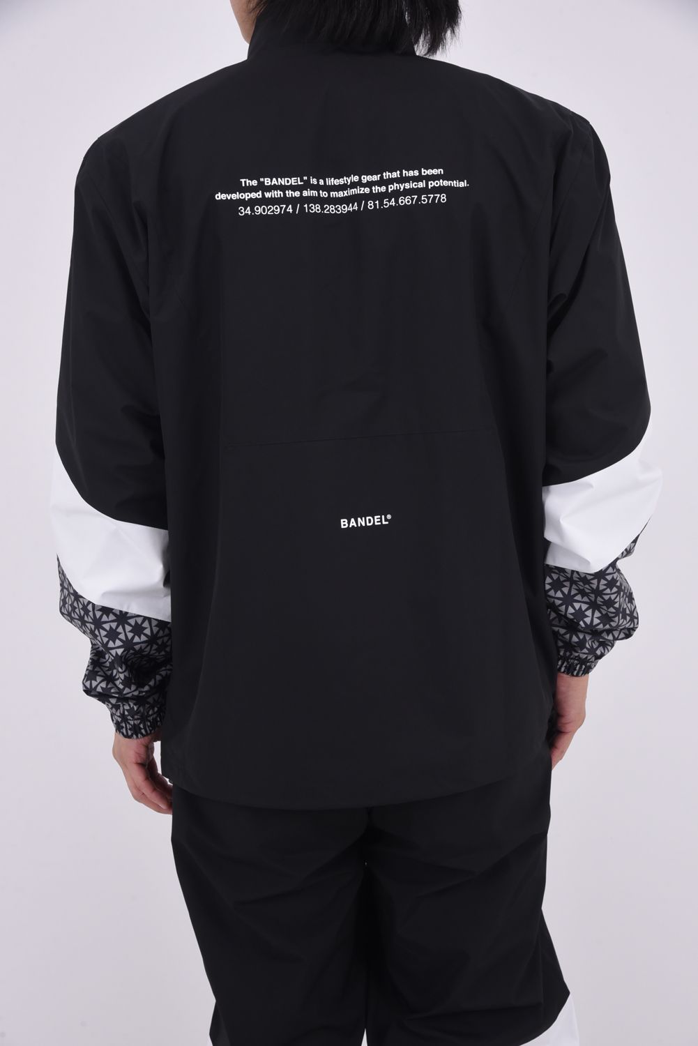 【25AW】 SWITCH SLEEVE WIND STOPPER / 異素材切り替え ブランドロゴ ウィンドストッパージャケット (ブラック)