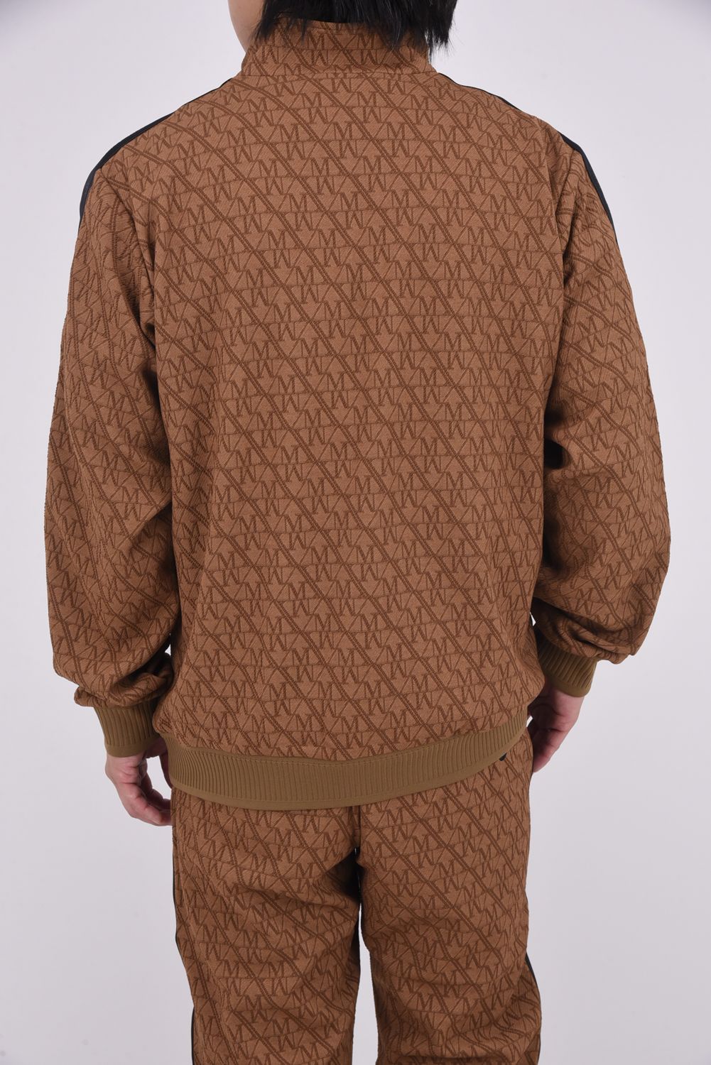 【2025AW】【CODE COLLECTION】 TPTJ / ジオメトリックジャカード サイドラインテープ トラックジャケット (ブラウン)