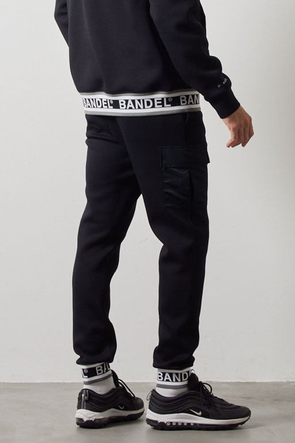 NYLON POCKET CARGO PANTS / ダンボール素材 リブ カーゴパンツ (ブラック)