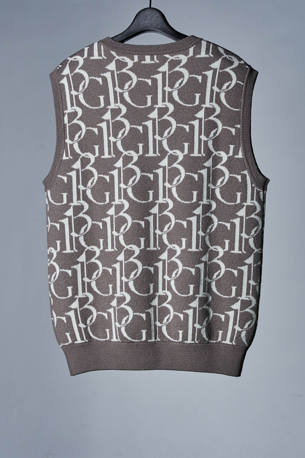 KNIT VEST 113G FULL LOGO / 113総柄ビッグロゴ ニットベスト グレーベージュ - 3