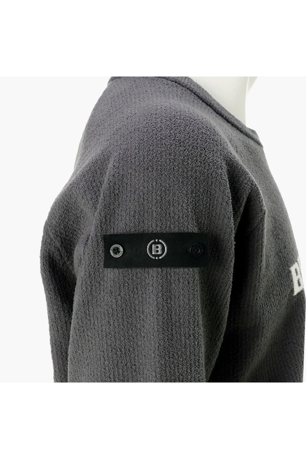【26AW】 MEN’S AIRY YARN KNIT CREWNECK / エアリーファブリック ブランドロゴ クルーネックニット (チャコール)