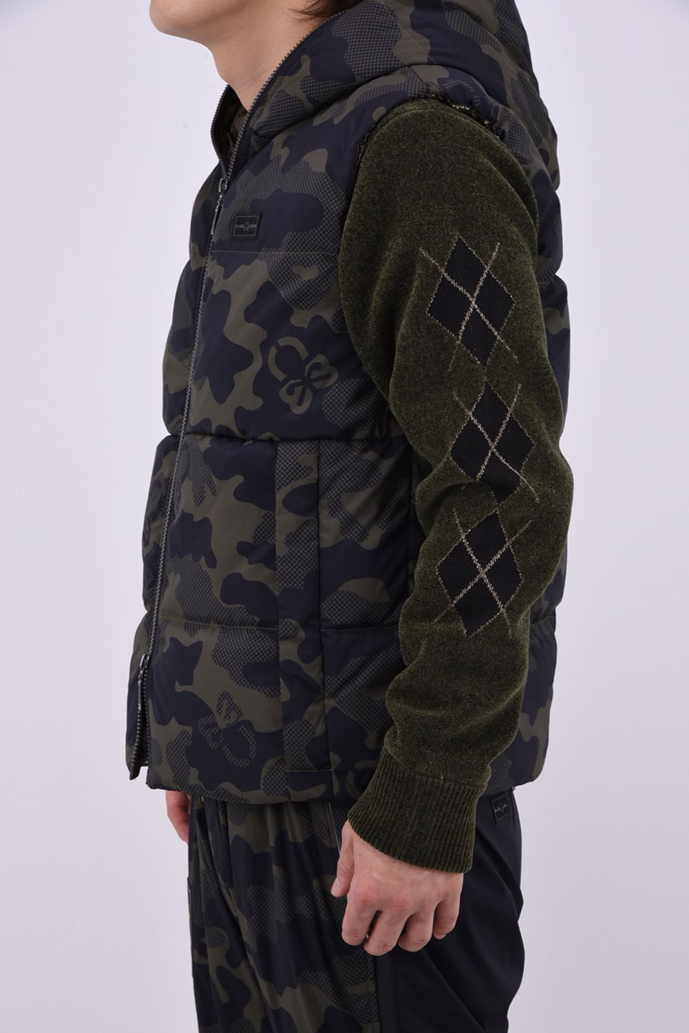 【26AW】 PLURI CAMO STRECH DOWN VEST / スカルカモフラージュ フーデッドダウンベスト (ブラック)