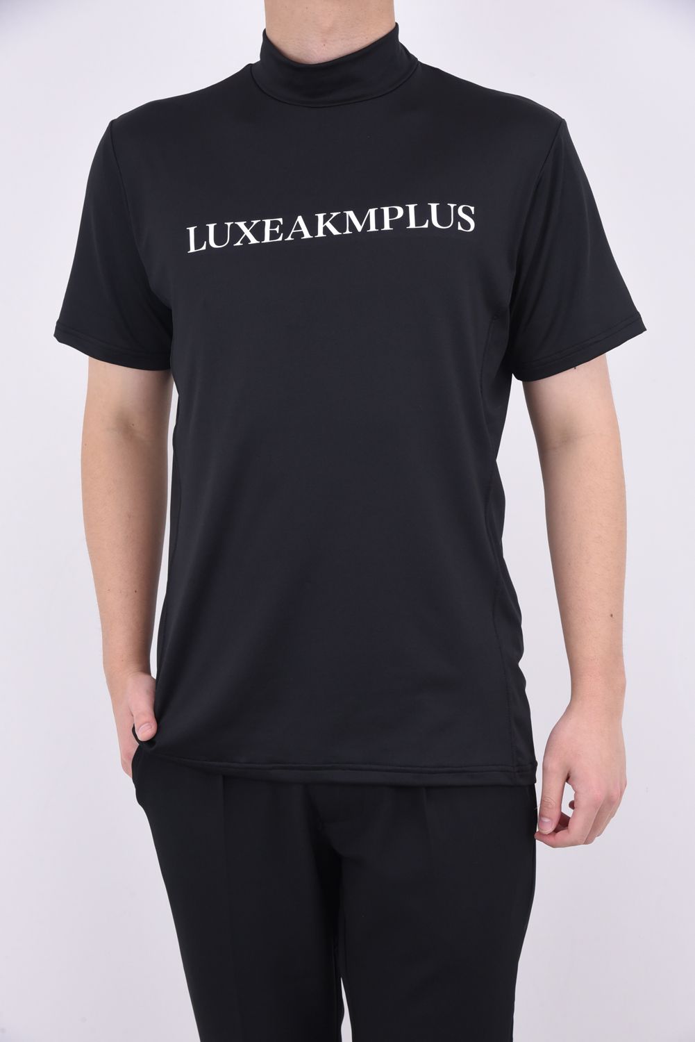 LUXEAKMPLUS - BASIC LOGO MOCK NECK T-SHIRTS / フロントロゴ モック