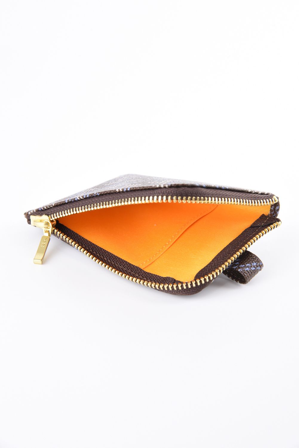 【26AW】【プレゼント好適品】 Canary (カナリー) / ブランドオリジナルテキストスタイル マルチケース (ケヤキ/グレージュ)*