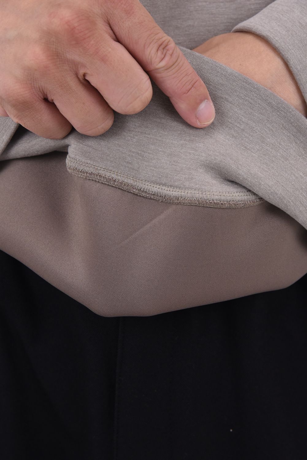 【25AW】 AROUND SPINDLE HOODIE / ダンボール素材 ブランドロゴ刺繍ワッペン プルオーバーパーカー (ベージュ)