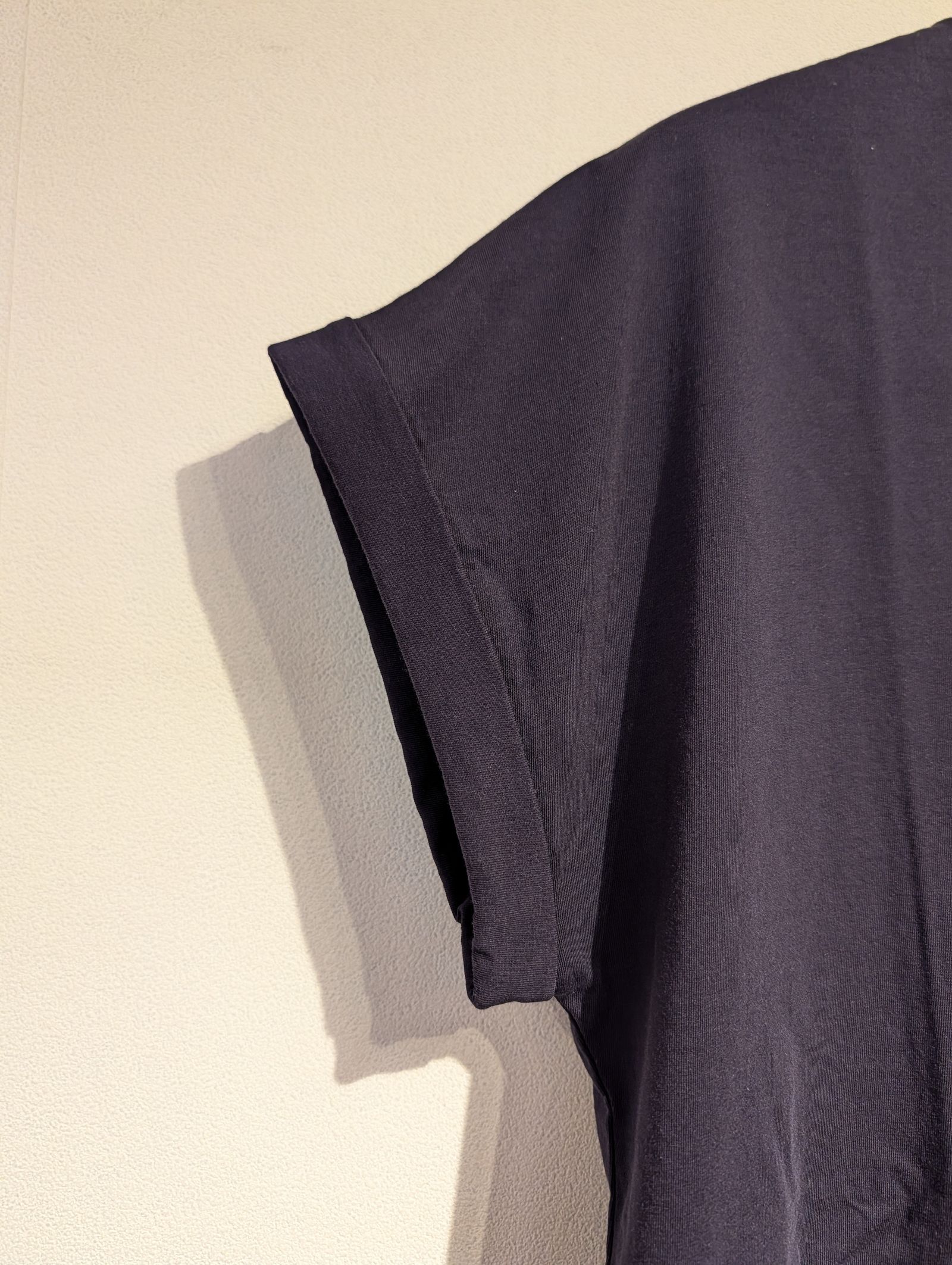 "LAIA"ロゴヘムラウンドT-shirt / ロゴTシャツ / ネイビー