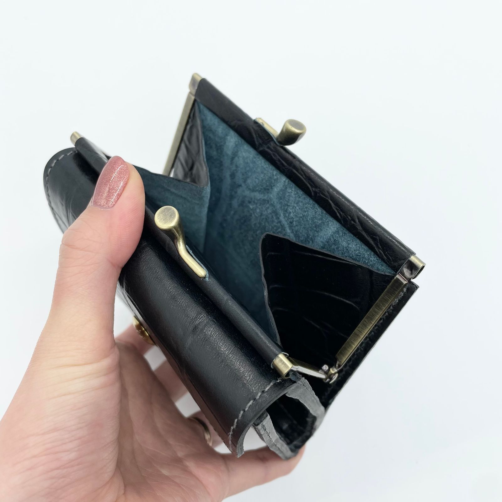 型押しがま口二つ折り財布