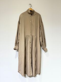 ハイネックボリュームスリーブシャツワンピース / ベージュ
