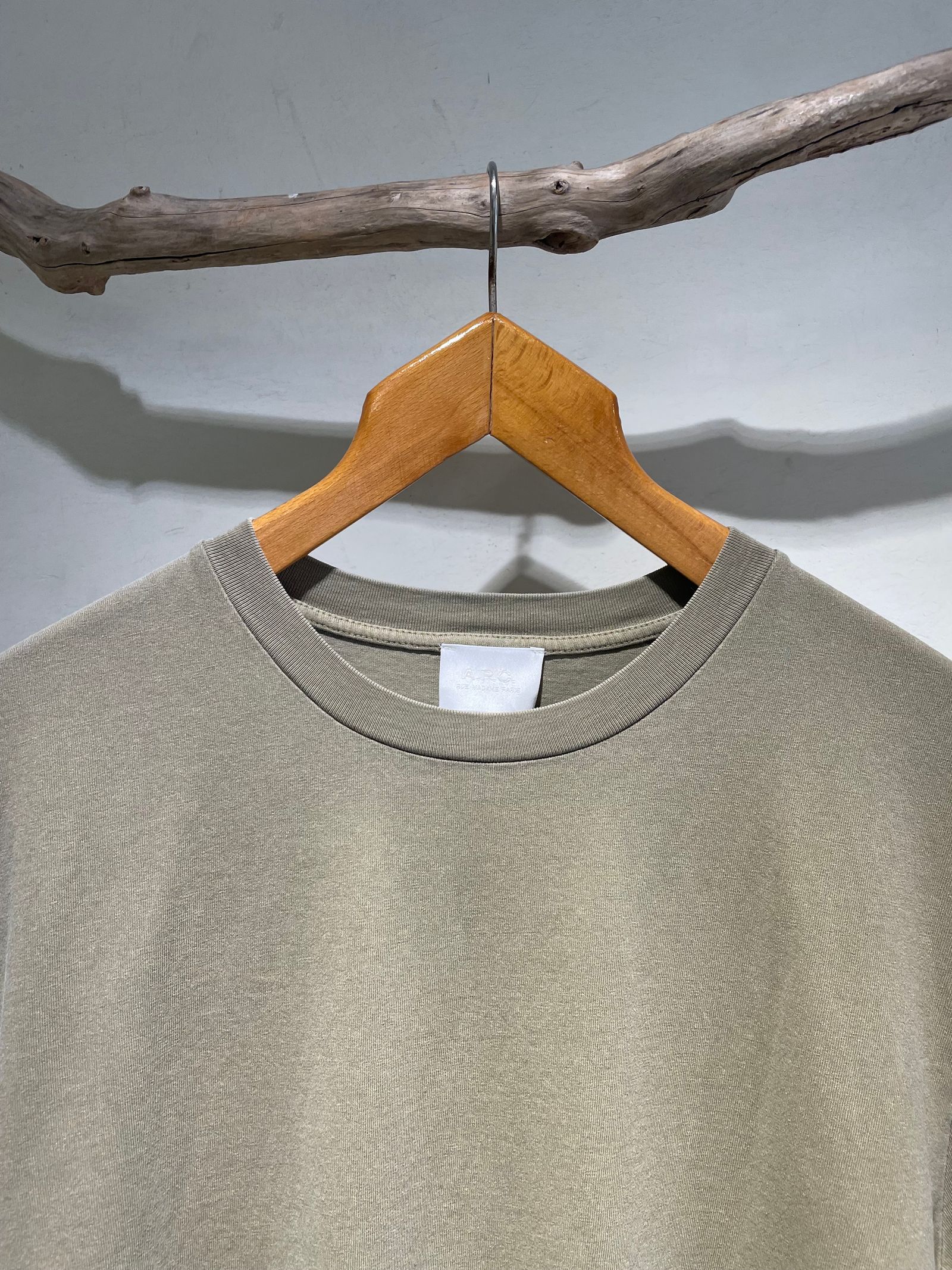 A.P.C. Automne 26 Tシャツ / バックプリントTシャツ / カーキ