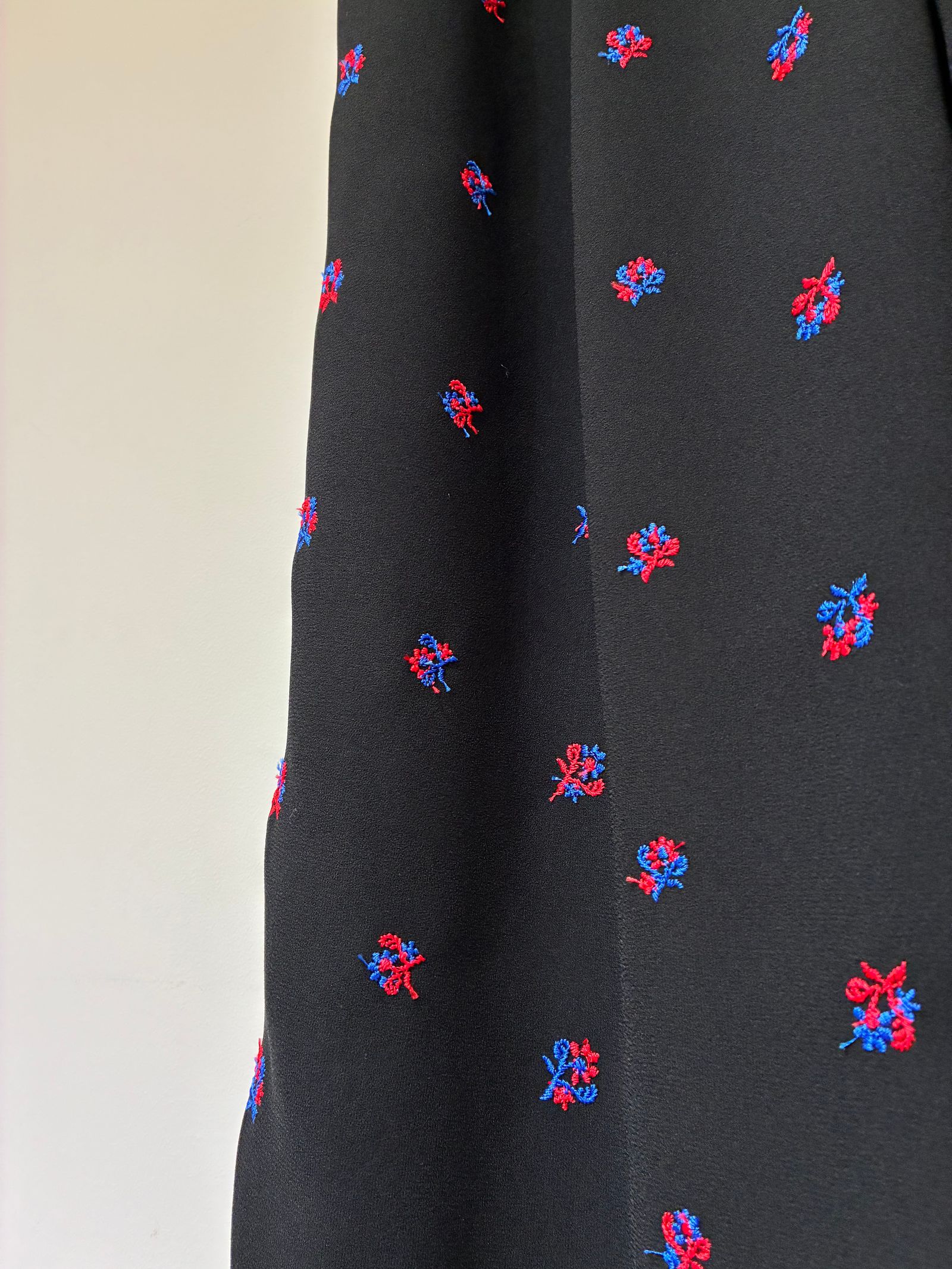 Still Garden Embroidery Pants / 花柄刺しゅうウェストゴムストレートパンツ / ブラック