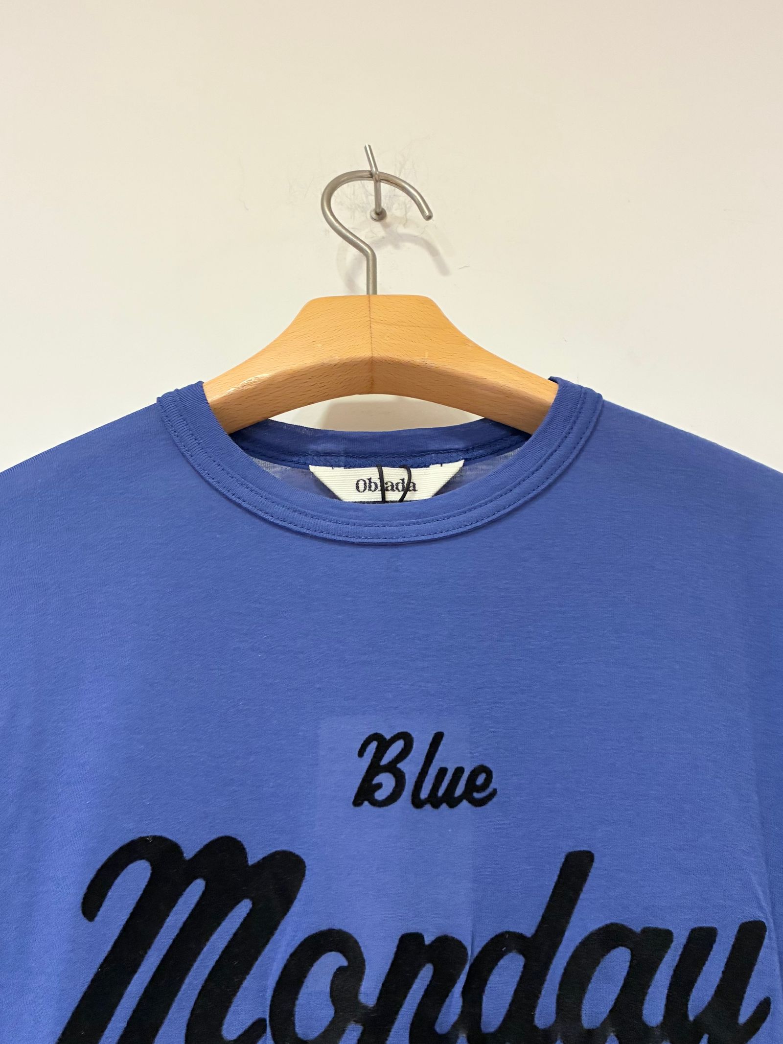 BLUE MONDAY TEE / フロッキープリントシアーTシャツ / ブルー