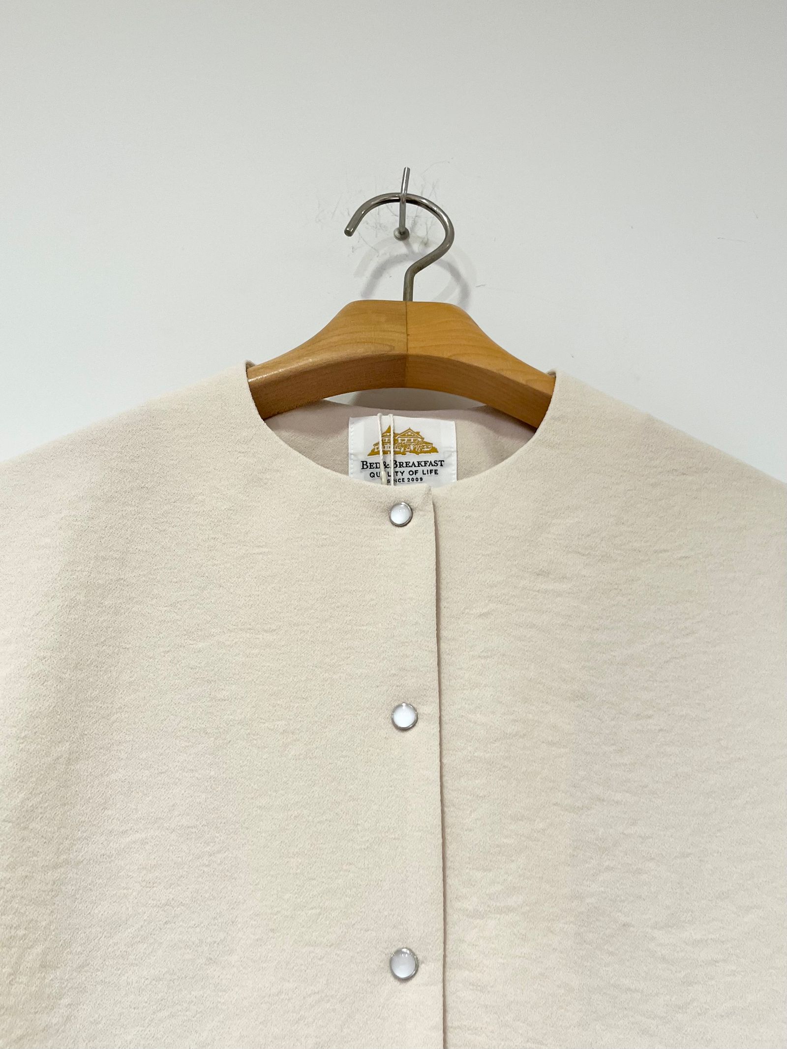 【Bed&Breakfast】 Back Satin Dry Georgette Blouse / ノーカラーブラウス / ベージュ