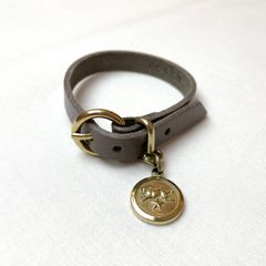 チャーム付きレザーブレスレット