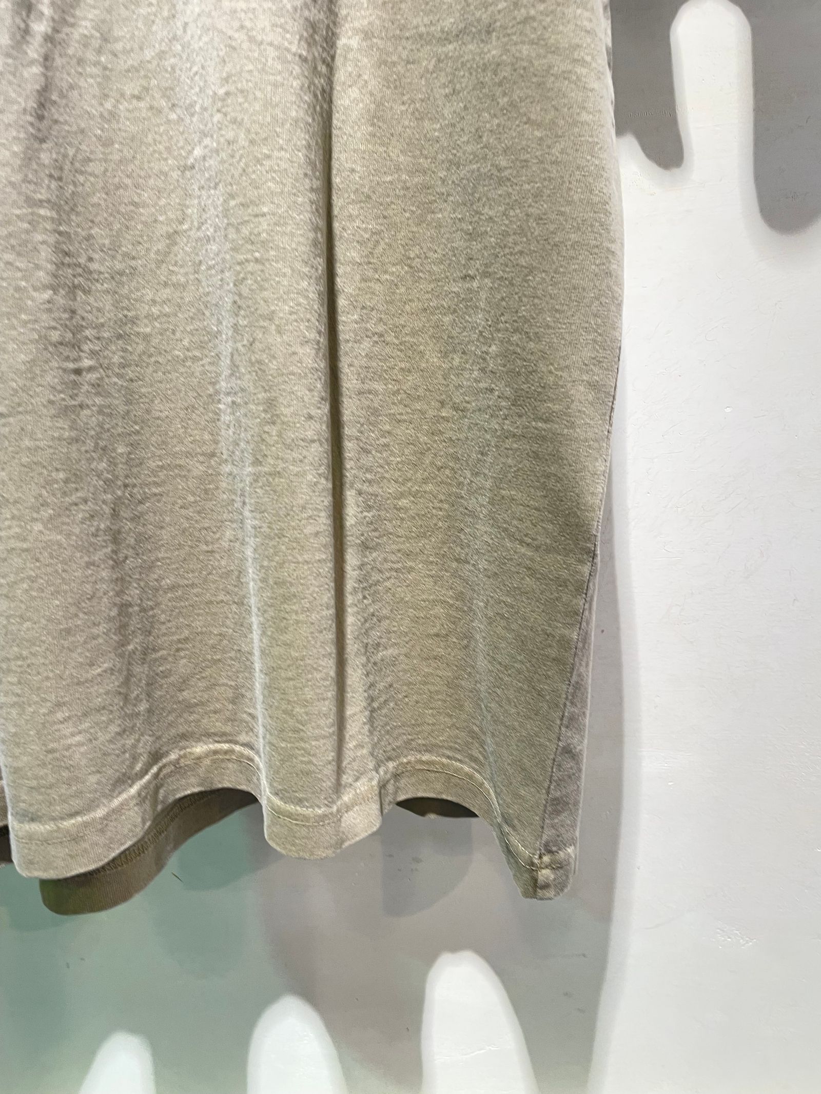 A.P.C. Automne 26 Tシャツ / バックプリントTシャツ / カーキ