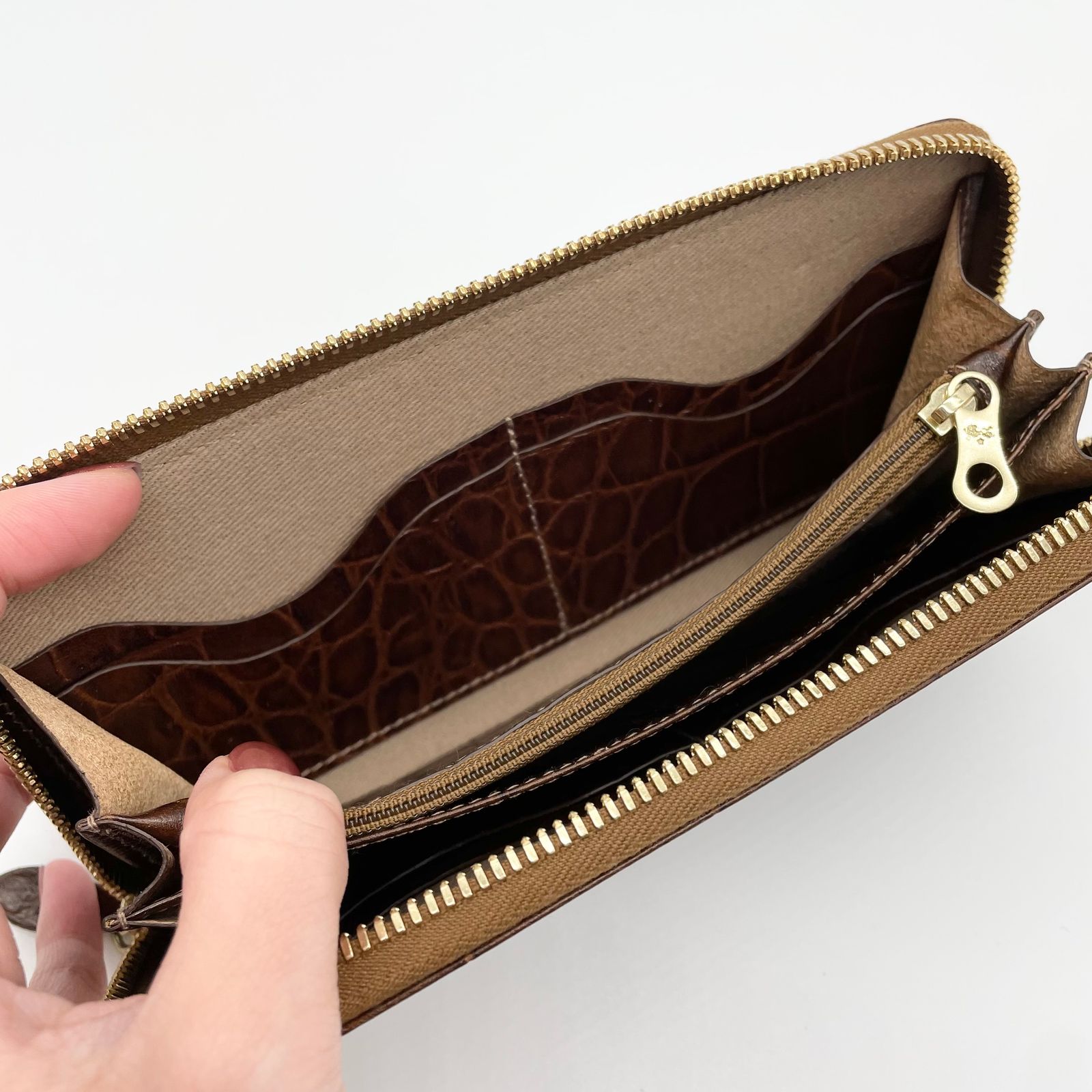 クロコ型押しラウンドジップ長財布