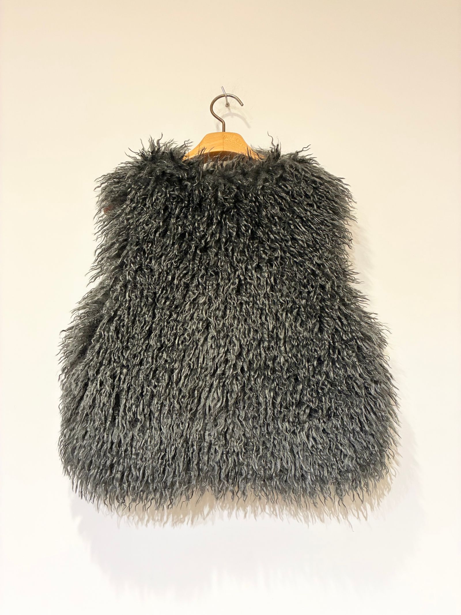 ウェイビーファー ショートジレ / ファーベスト / ブラック