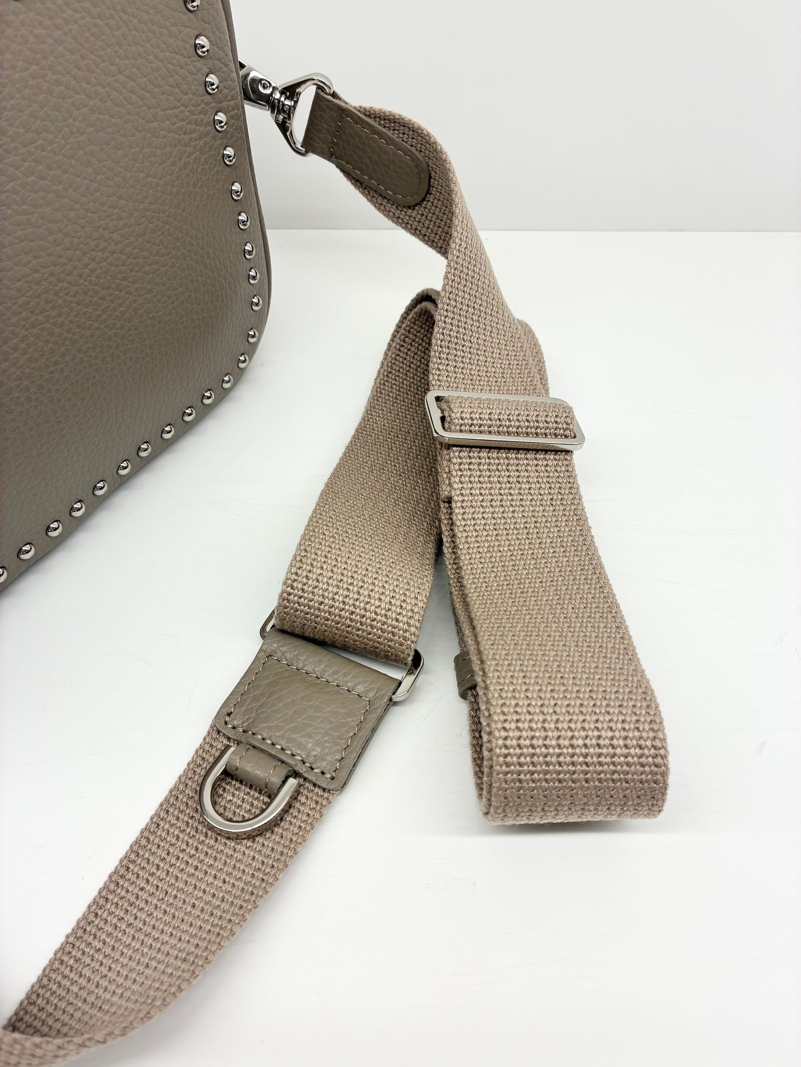 MIRO / スタッズ付きレザーカメラバッグ / トープ / ベージュ / グレージュ