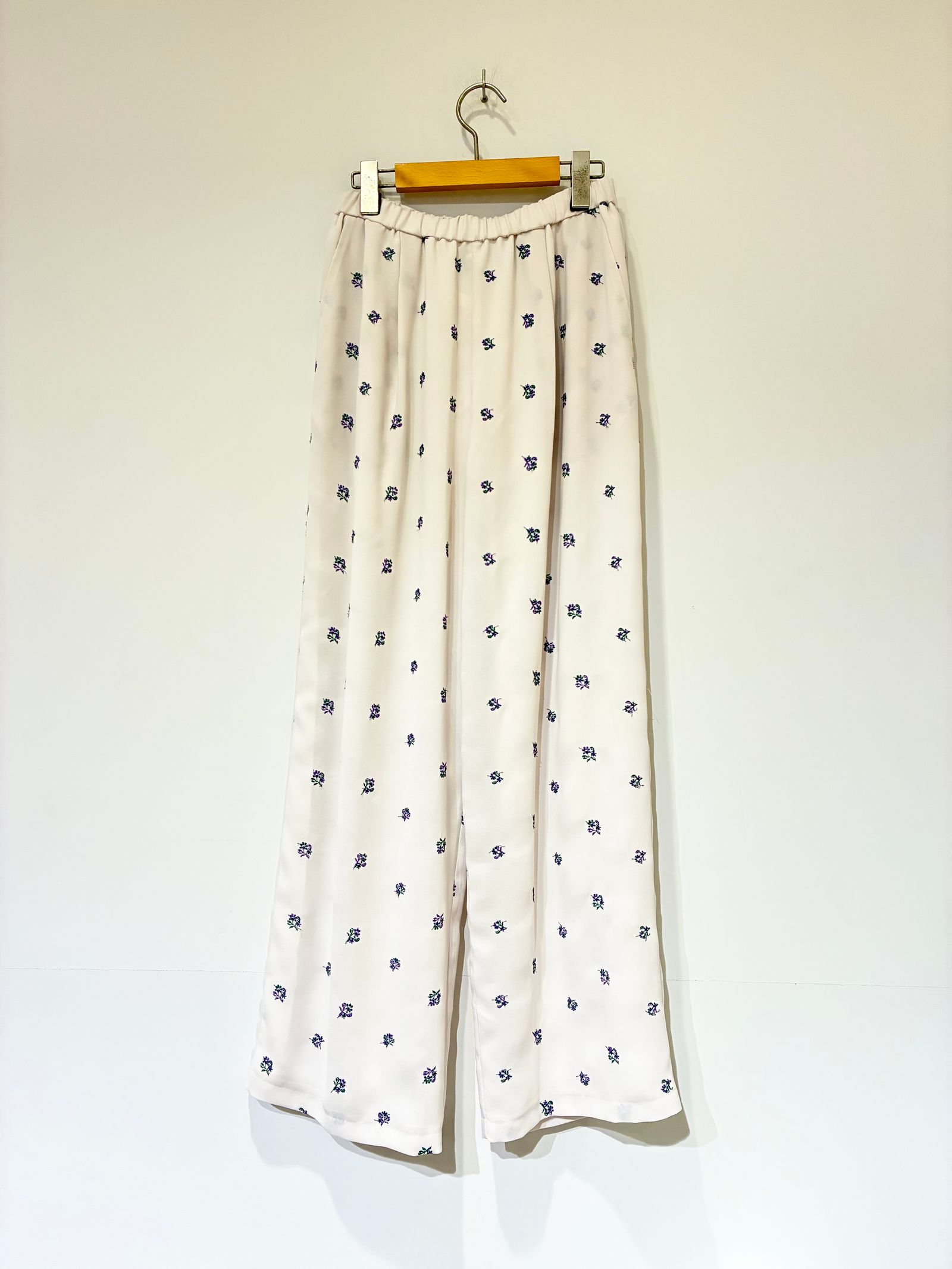Still Garden Embroidery Pants / 花柄刺しゅうウェストゴムストレートパンツ / ホワイト