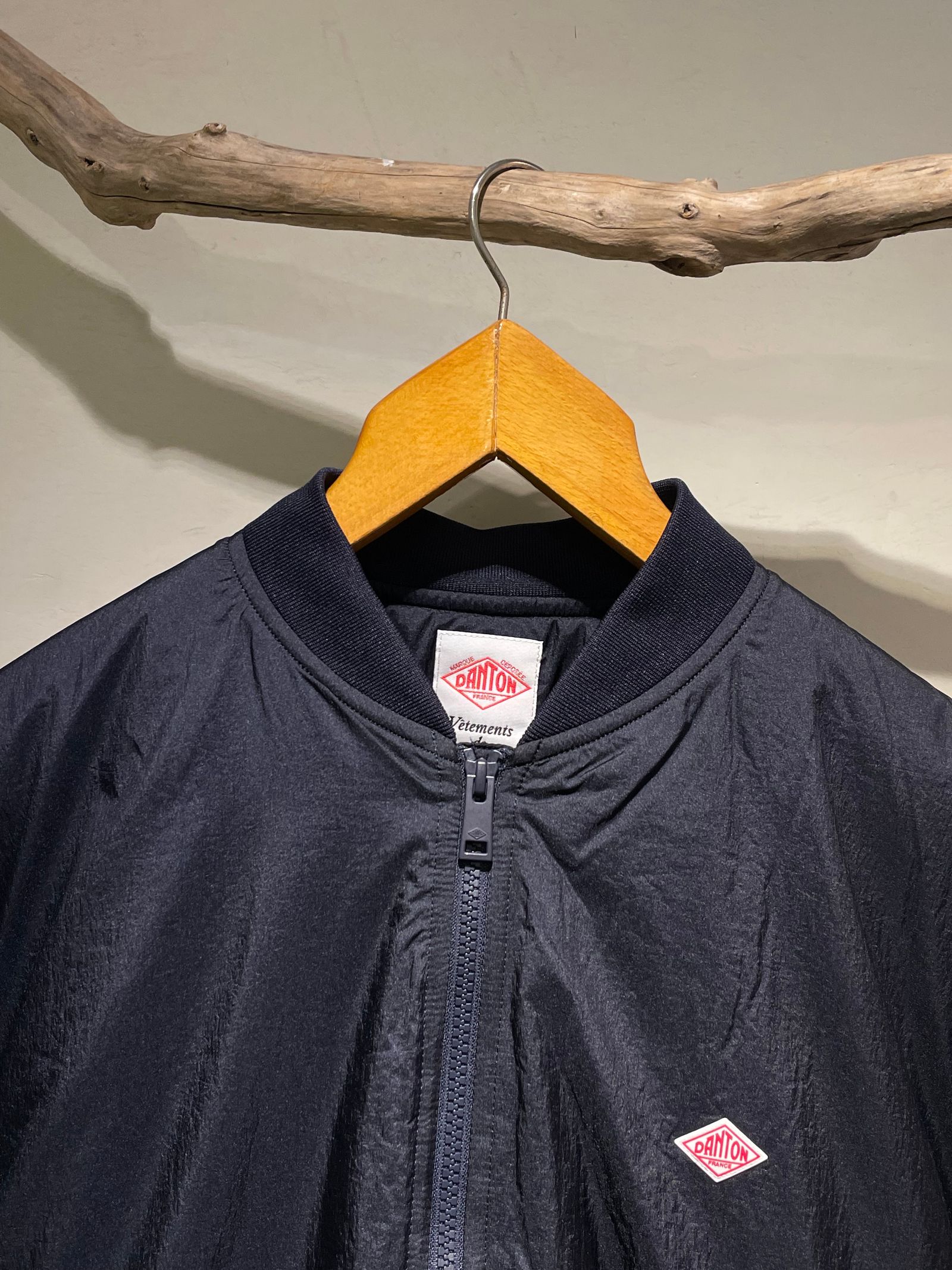 MEN'S INSULATION BOMBER JACKET / 中綿入りジャケット / ネイビー