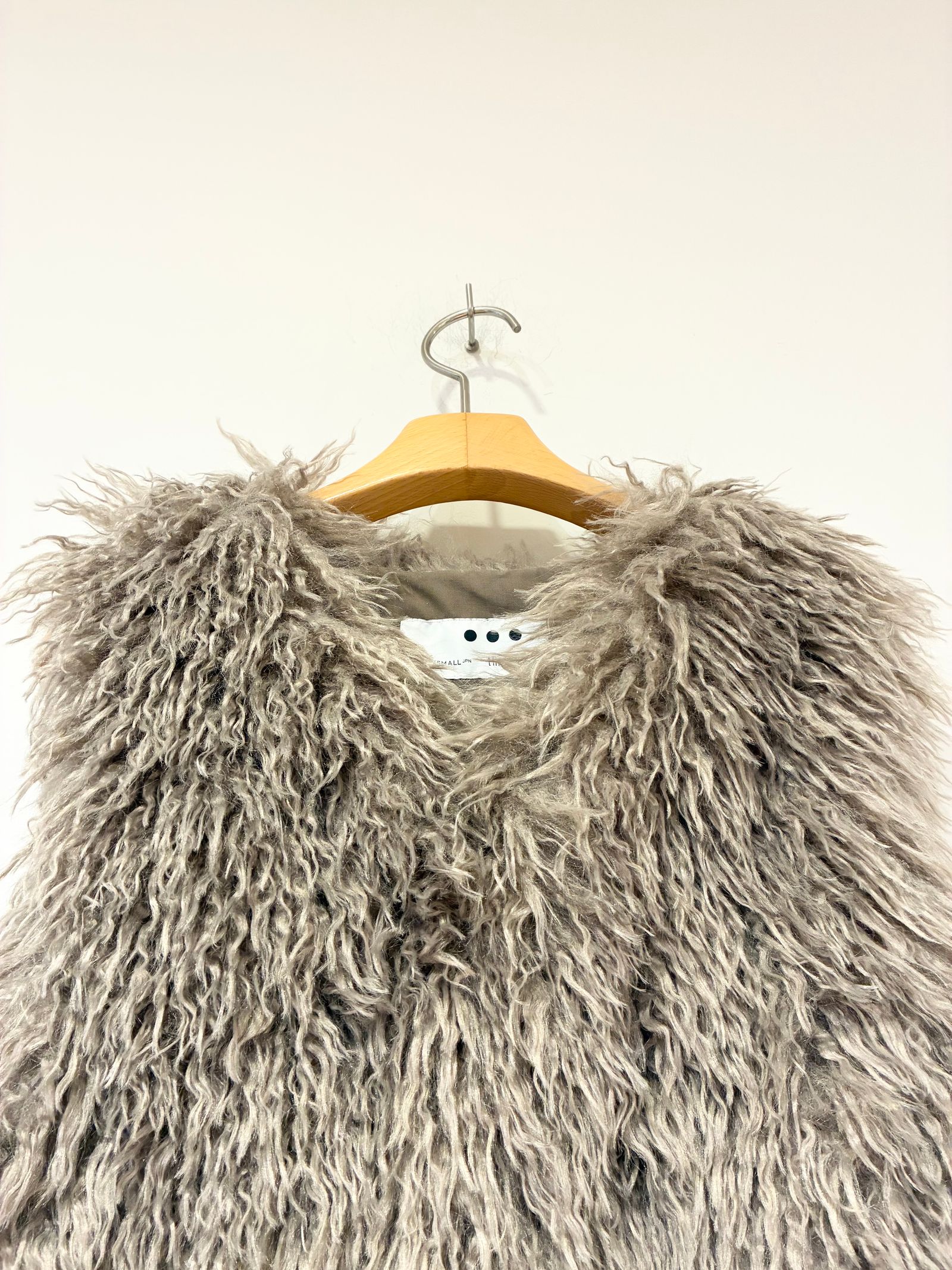 ウェイビーファー ショートジレ / ファーベスト / グレーベージュ