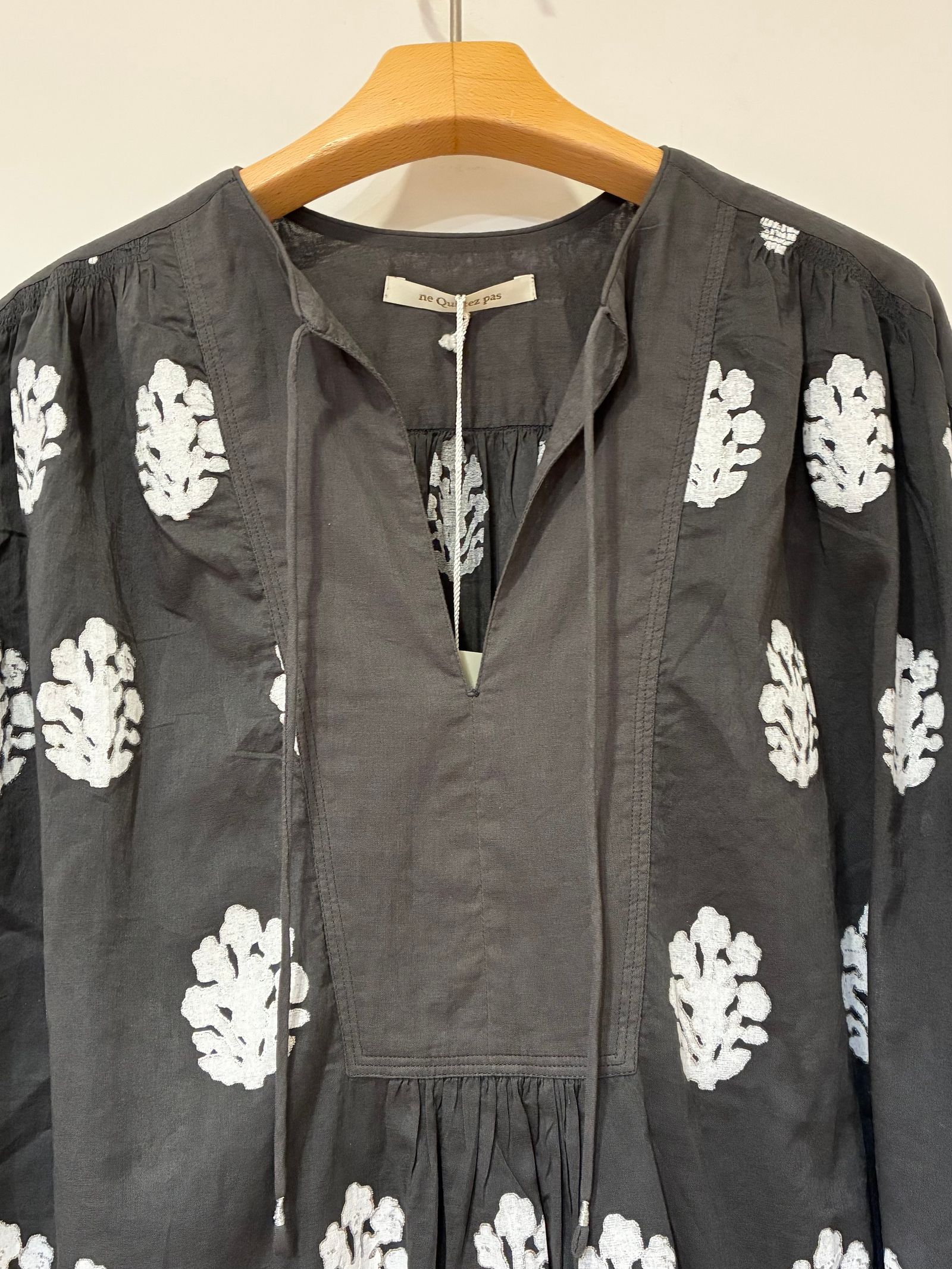 Cotton Voile Sedum Foil Print Gather Blouse / ボタニカルプリントギャザーブラウス / チャコールグレー